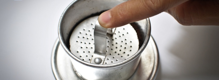 Cách pha cà phê phin không quá phức tạp. Tuy nhiên vẫn có một số lưu ý quan trọng mà bạn cần biết để có được cốc cà phê thơm ngon, chuẩn vị nhất.